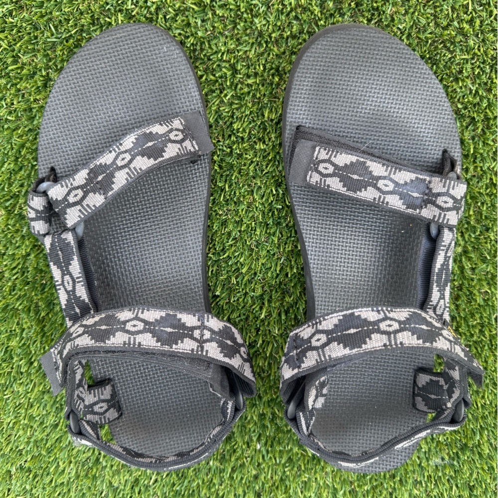 Teva Original Universal sandals 
Size 9